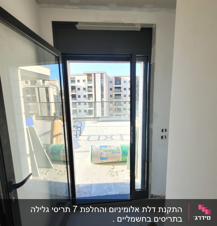 דלת אלומיניום עם מסגרת שחורה במרפסת